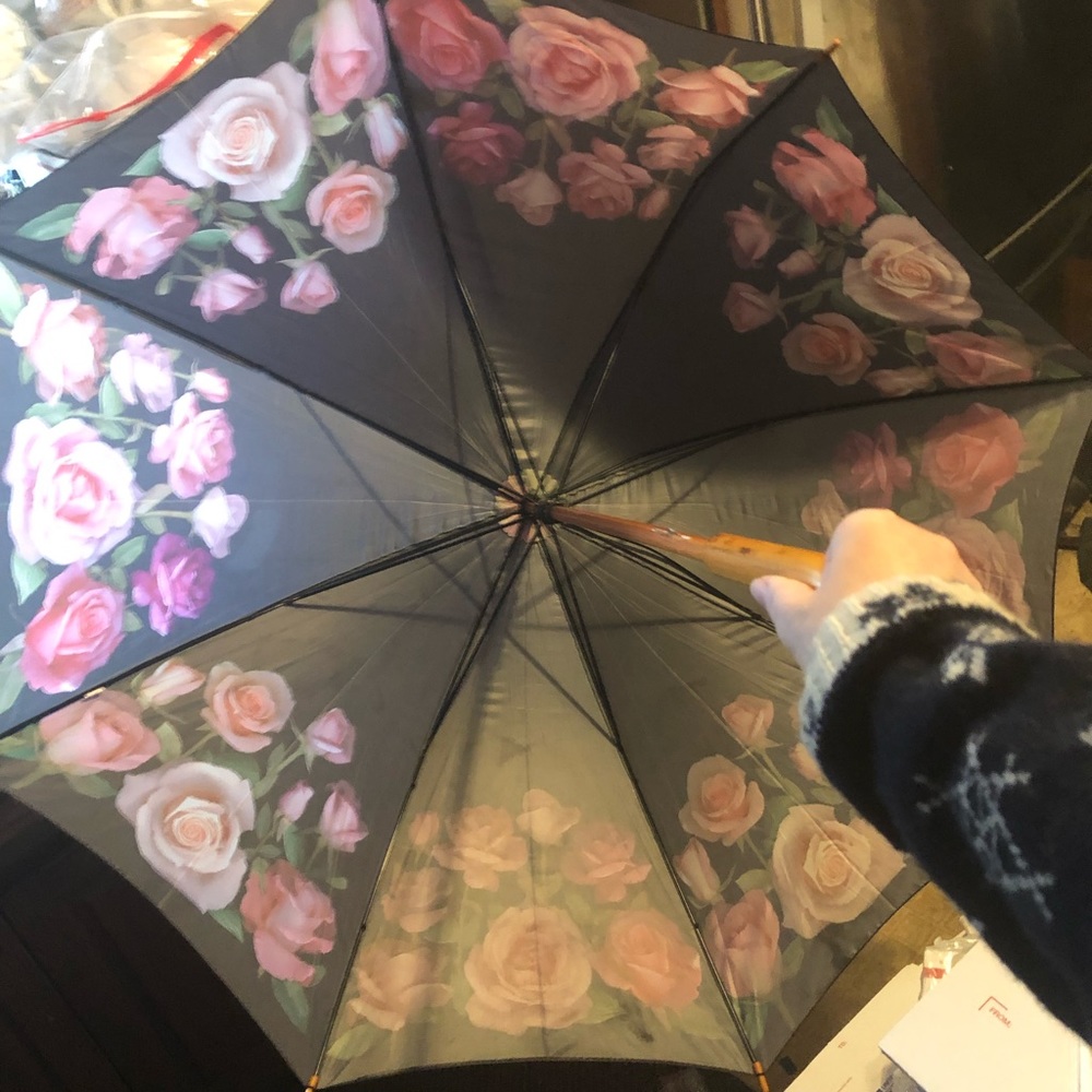 ❤️Vintage Hard Wood Frame Rose Print Umbrella- 425 $30 or $25 w/offer